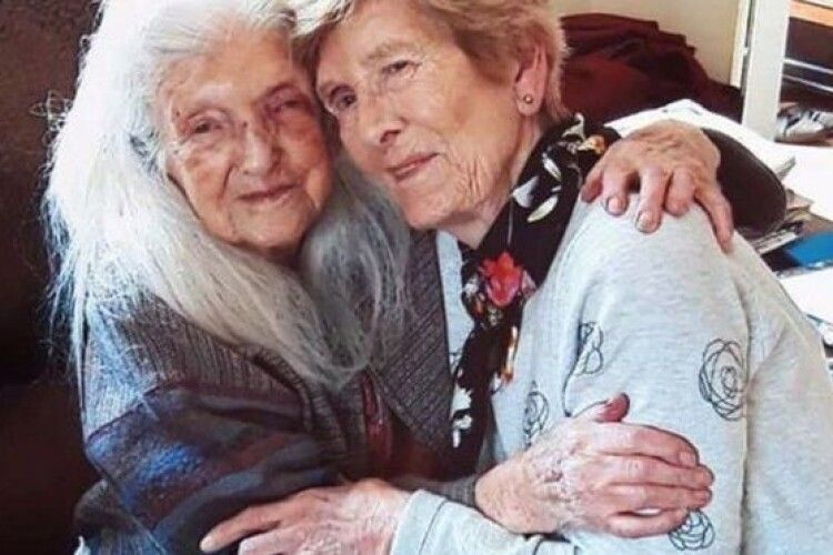 «Я просто щаслива!» 81-річна жінка вперше зустрілася з мамою