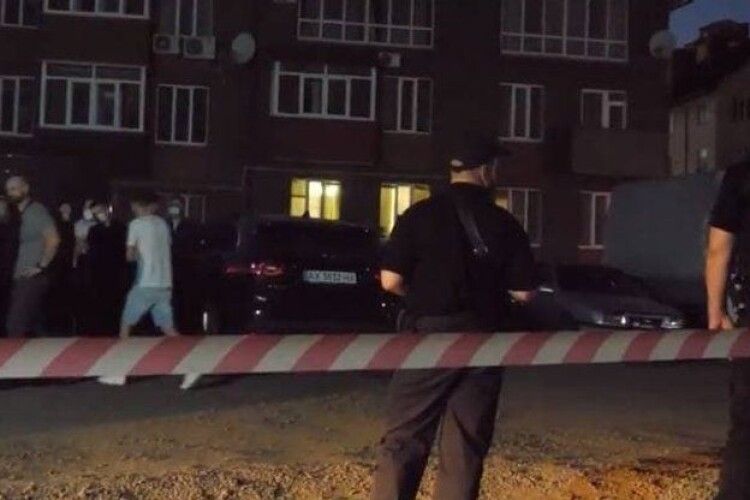 «Попросив його перепаркувати машину від зарядки, а він мене вдарив в обличчя»: помічник нардепа відкрив стрілянину 