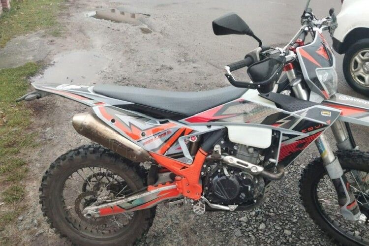 У селищі на Волині шукають власника «кинутого» мотоцикла