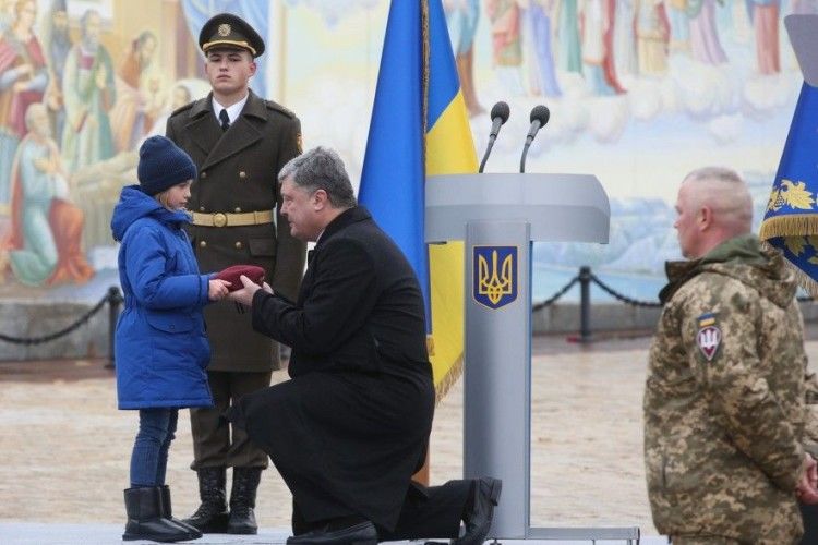 Сьогодні українські десантники одягли темно-бордові берети