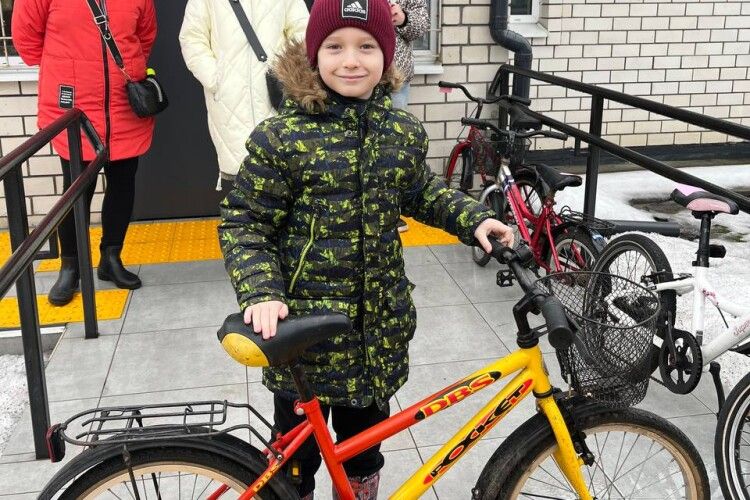 У громаді на Волині діти з родин ВПО отримали двоколісні подарунки