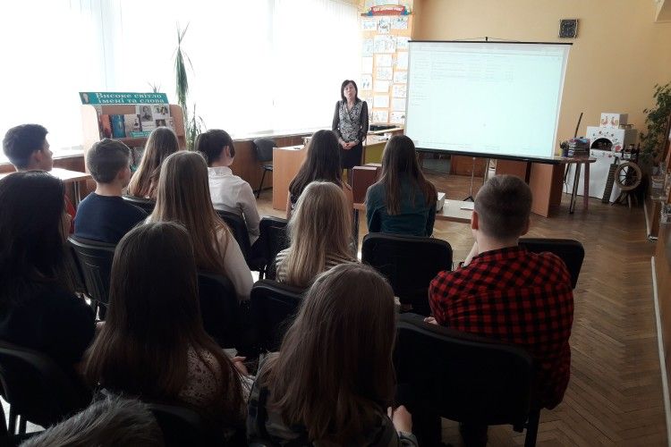 Читачі луцької бібліотеки доторкнулися до «Чистого променя Лесиного слова»