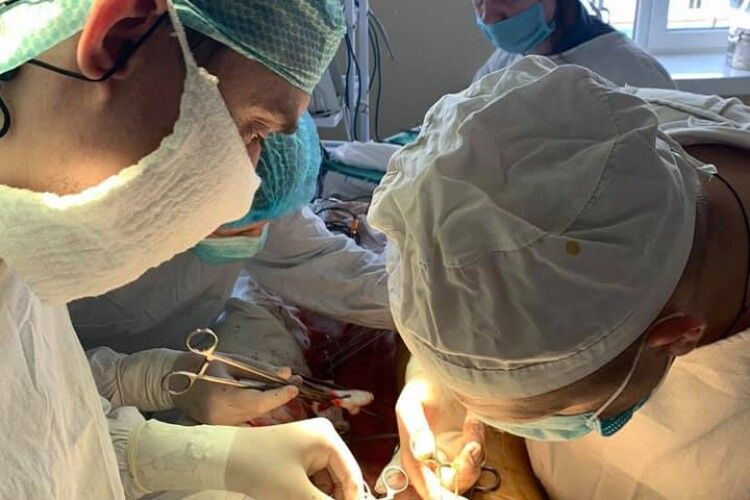 У Ковелі хірурги провели складну операцію на судинах одразу двом пацієнтам лише за 2,5 години (Фото 18+)