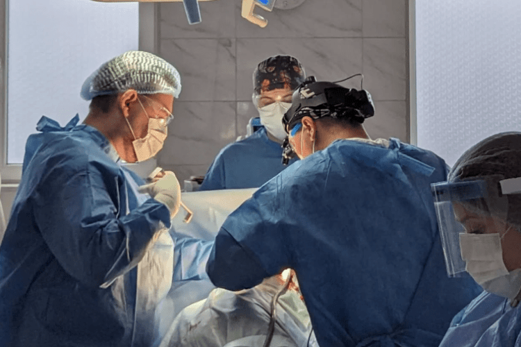 Операція на відкритій грудній клітці: команда волинських лікарів врятувала пацієнта з абсцесом легені