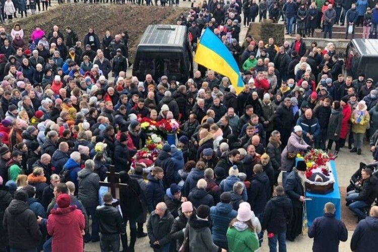 В Енергодарі на прощання з героями прийшли кілька сотень людей