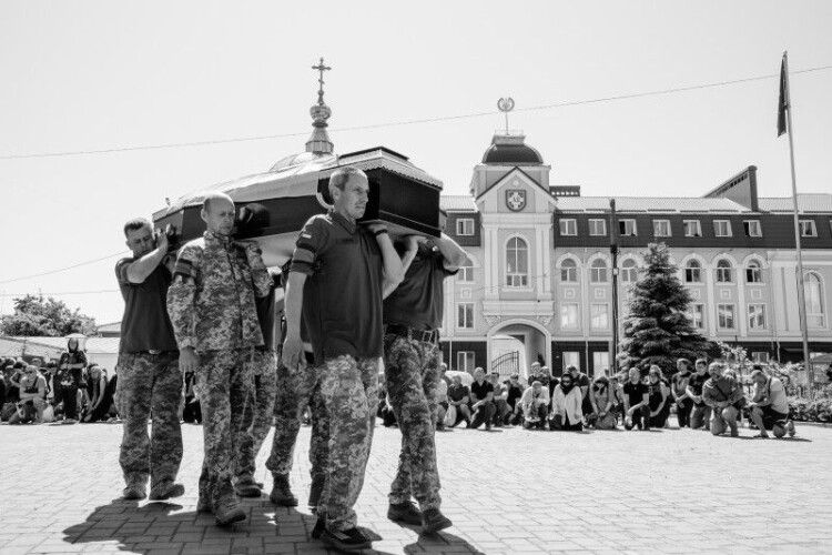 Проводжали на колінах: у Луцьку попрощалися із Героєм