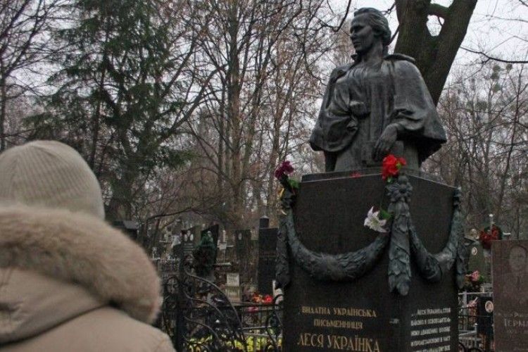 З пам’ятника на могилі Лесі Українки знову поцупили бронзові гірлянди…