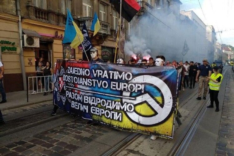 Перед поєдинком із Сербією вулицями Львова пройшов спільний марш українських та хорватських вболівальників (відео)