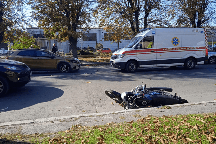 У Луцьку сталася серйозна ДТП: постраждав мотоцикліст
