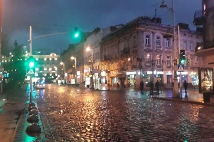 На мить зупинився і поїхав далі: з'явилося відео смертельної ДТП з маршруткою у Львові (Відео 18+)