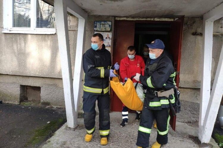 У Луцьку, аби відчинити двері, рятувальники залазили в квартиру літньої жінки через балкон