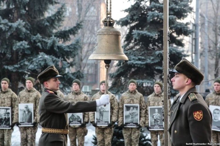 50 дзвонів. В Україні вшановують загиблих «кіборгів» 