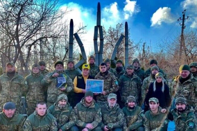 Українські військові виготовили найбільший тризуб із гільз