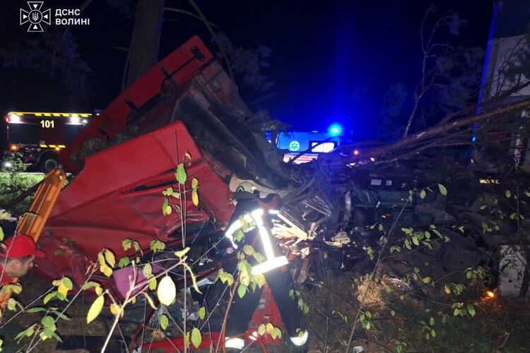 На Волині з понівеченої вантажівки вирізали 23-річного водія