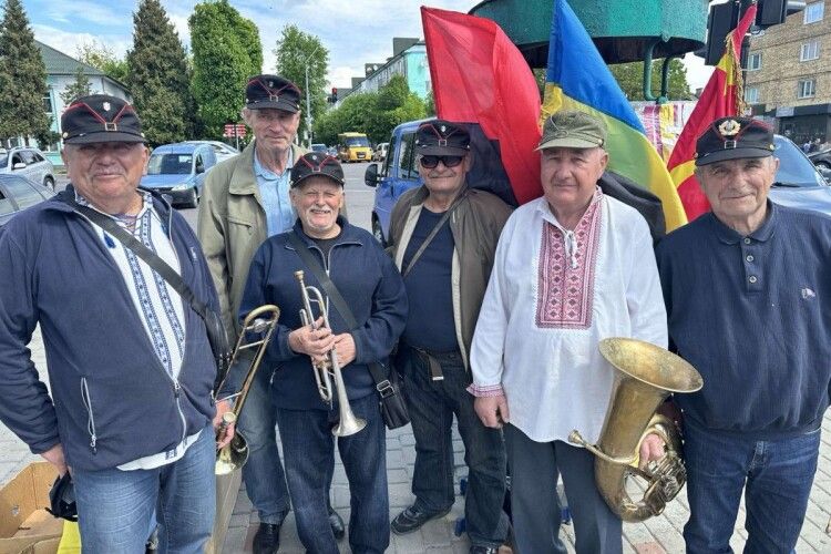 Грають заради ЗСУ: на Волині самодіяльний оркестр знову вийшов на вулиці