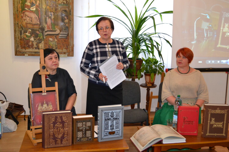 Ганна Горобець, Тетяна Єлісєєва та Діана Шамрай презентували присутнім унікальні видання.