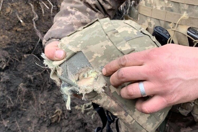 Доба на Донбасі: п'ятеро військових ООС у лікарні, обстріли не вщухають