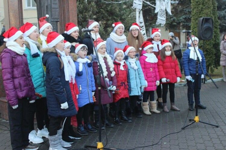 Біля пам’ятника покровителя Луцька відбулася акція «Миколай пам’ятає про всіх»