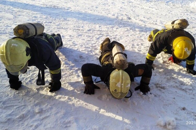 Тренування по-волинськи: віджимання в протигазах на снігу і в мороз (Фото. Відео)