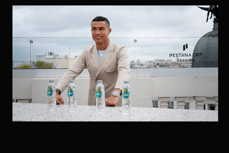 Футболіст Роналду обманює покупців своєї брендової води