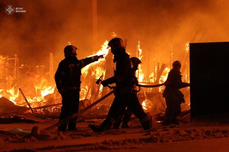 Куріння, замикання та необережність: на Волині горіли три господарські споруди