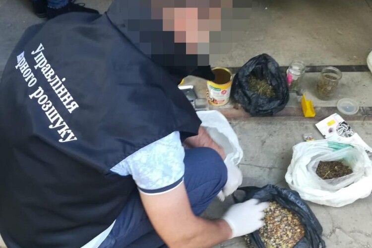 У гаражі жителя Луцька поліція знайшла бурштин  та наркотики (Відео)