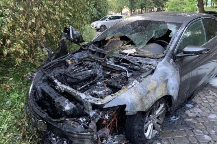 Серед ночі журналісту на Рівненщині спалили автівку (Фото)