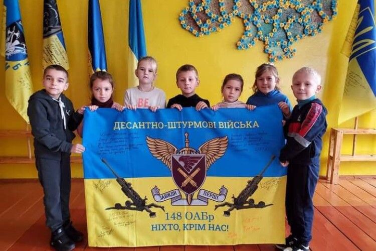 Учням сільської школи на Волині захисники подарували прапор з автографами