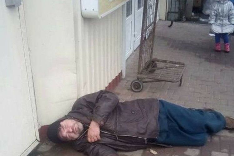 У Луцьку перехожі байдуже обходили чоловіка, який лежав на тротуарі