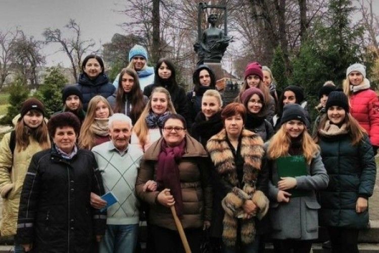 Подарунок рідному вузу – калинова алея