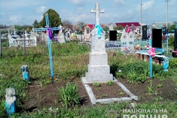 Злапали млинівського пияка, який цупив і здавав на металобрухт огорожі з могил (фото)