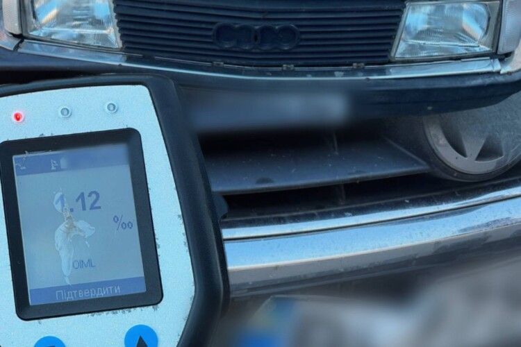 У Луцьку п'яний водій Audi врізався в припарковане авто та втік 