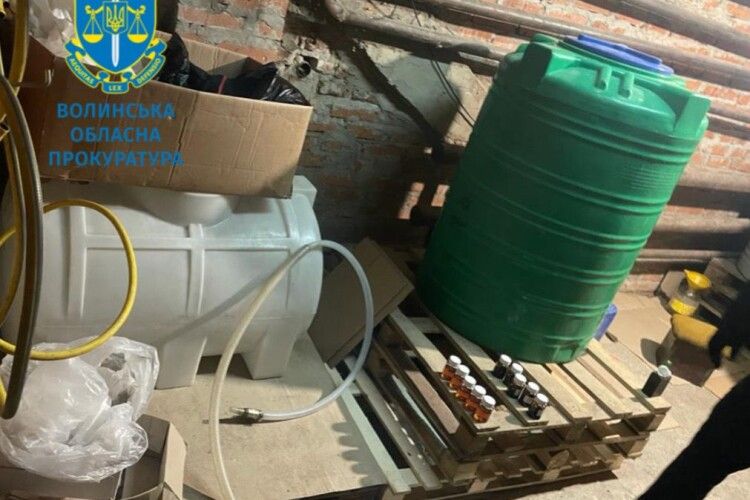 Організували підпільний цех із виробництва алкоголю: на Волині судитимуть членів злочинної групи (Фото)