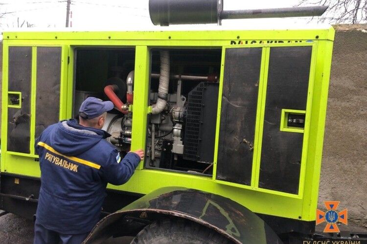 Волинські рятувальники запускали насосну станцію після аварійного вимкнення світла (Фото)