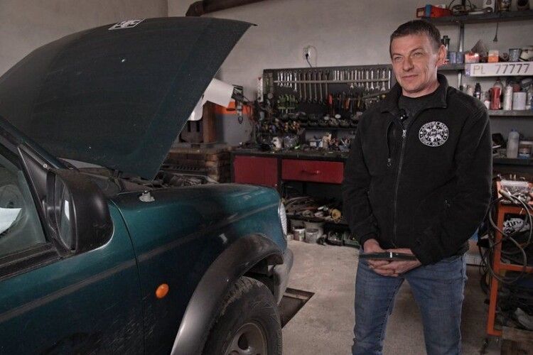На Волині поляк безкоштовно відновлює автівки на фронт (Відео)