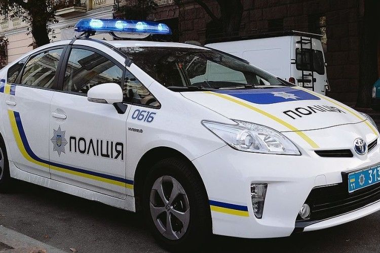 22-річний житель Рівненщини побив патрульного в поліцейській машині