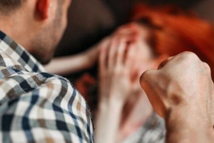 Жителя Рівненщини арештували на 3 місяці за насильство над матір`ю дев`яти дітей