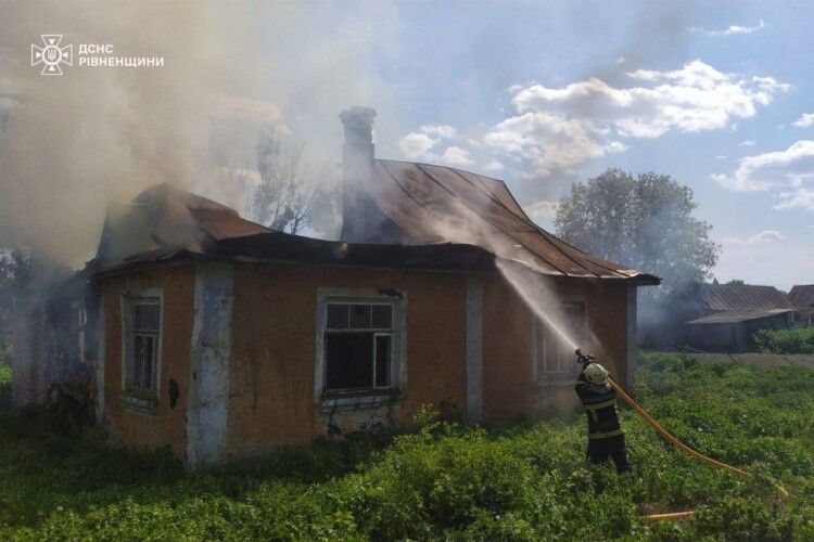 Чоловік у Млинові розклав вогнище – і... загорілась сусідня хата