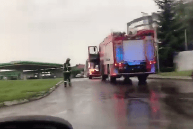 Три екіпажі рятувальників гасили фуру, що горіла на АЗС у Луцьку (Відео)