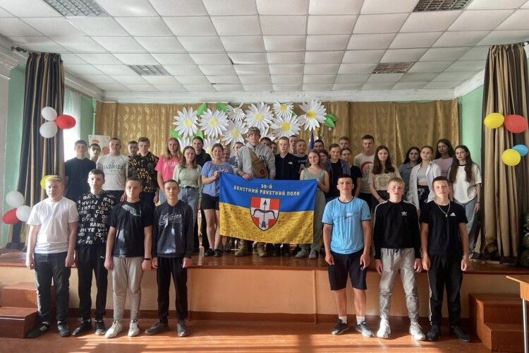 До рідної школи у селище на Волині завітав Захисник-випускник 