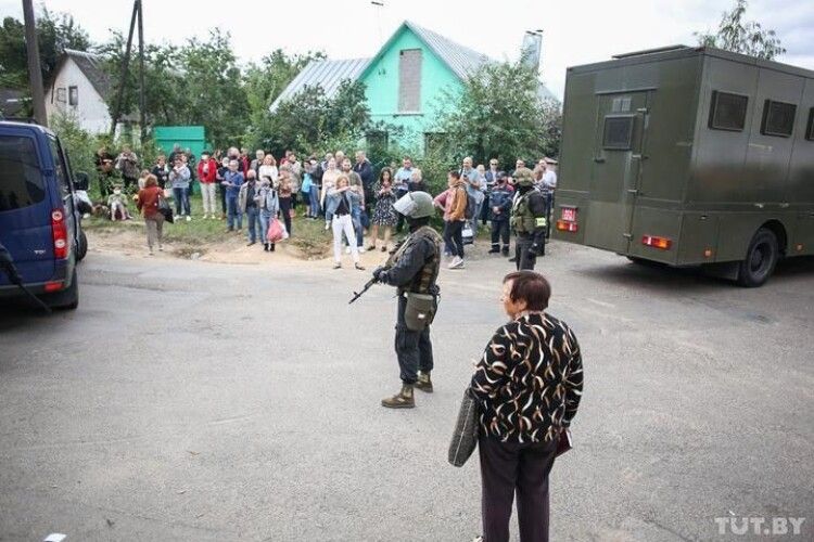 На вулицях Мінська з'явилися силовики з бойовими автоматами