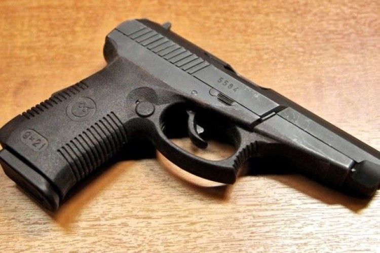 У РФ дівчинка вистрілила в себе з пістолета, коли робила селфі