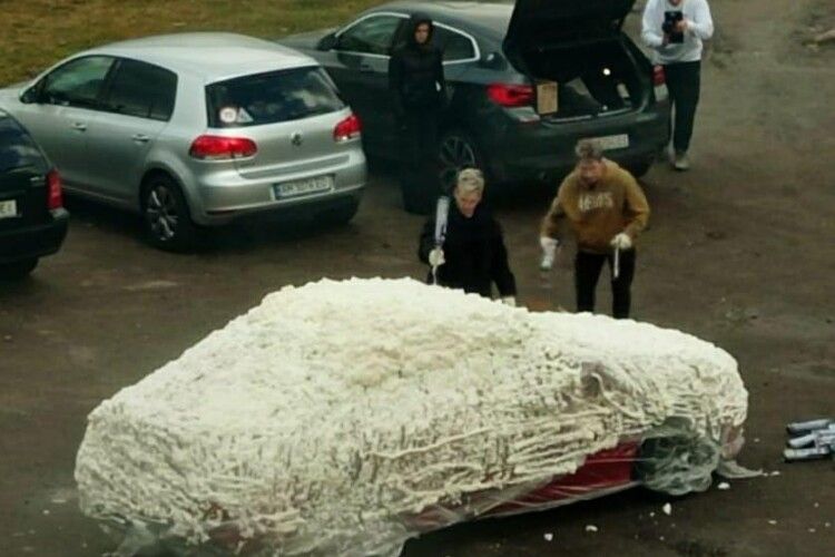 Скандальний блогер залив автівку матері монтажною піною