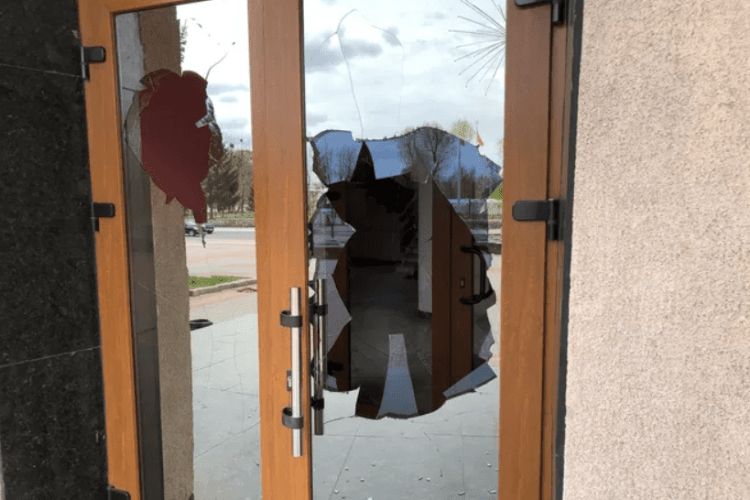 На Волині хлопець потрощив двері адмінбудівлі