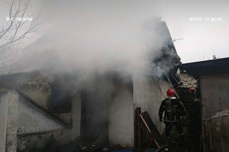 На Рівненщині пожежний доброволець допоміг побороти вогонь