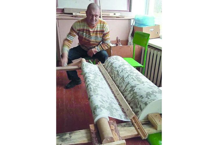 Завдяки станку волинянина з Горохова Олександра Трачука освітяни передали армії понад 400 камуфляжних сіток!