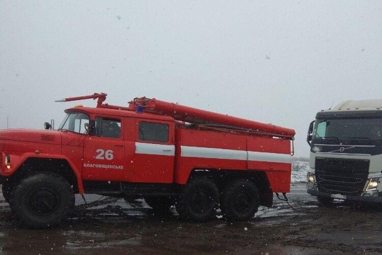 Рятувальники показали, як витягували авто на дорогах через сніг (Фото)