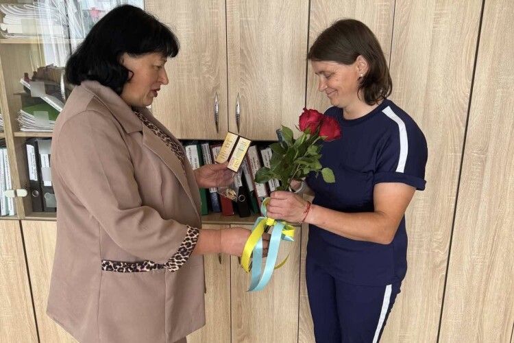 У громаді на Волині багатодітна мама отримала почесне звання «Мати-героїня»