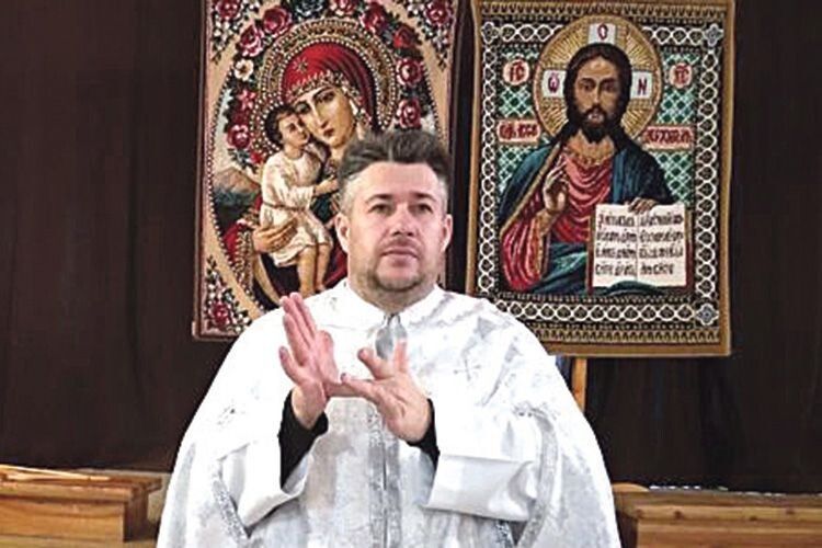 Тернопільський священник, який сам чує й говорить, править жестами. Чи не єдиний у всій Україні