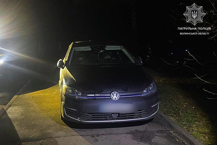 У Луцьку п'яний водій застряг у кущах